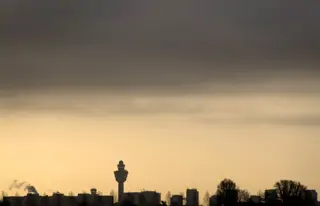 Economie  Rapport Wennink toont blinde vlek voor torenhoge kosten van de Schiphol-hub