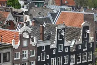 Minder jonge gezinnen verlaten Amsterdam, maar jonge leraren wonen vaker buiten de stad